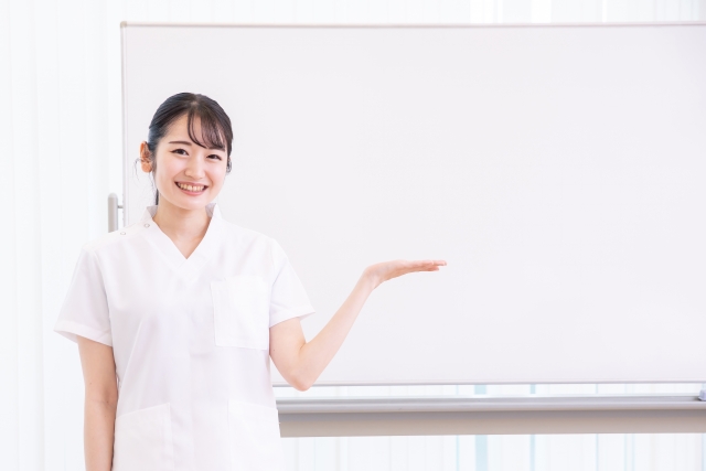 説明をする女性施術者