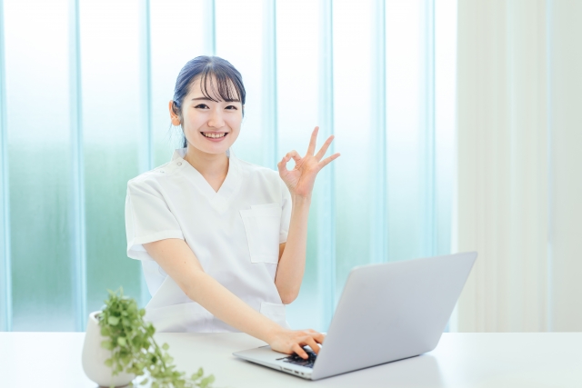 OKサインを出す女性