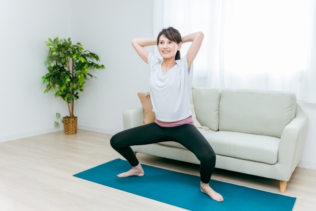 筋トレする女性