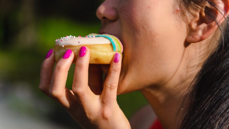 甘いものを食べる女性