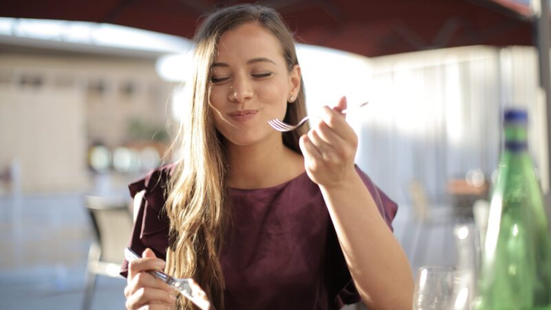 甘いものを食べる女性