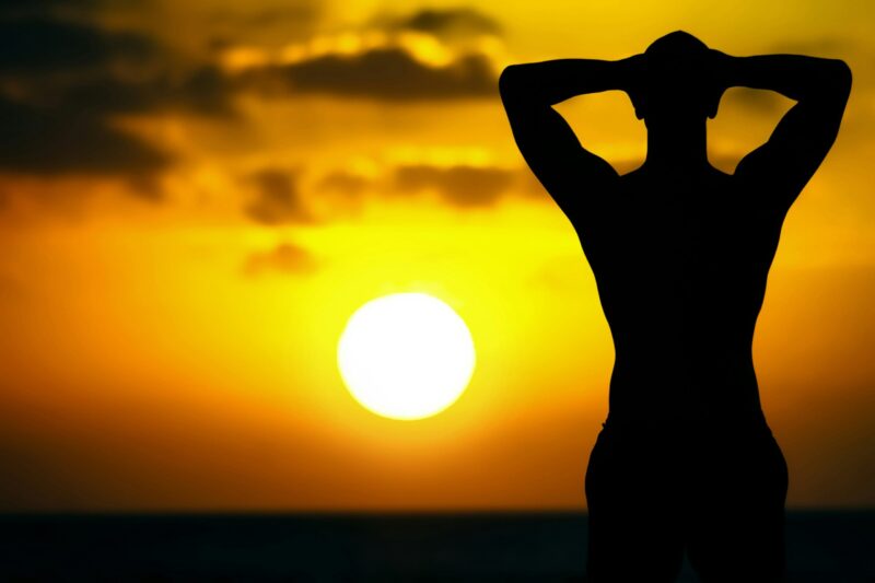 夕陽を眺める男性